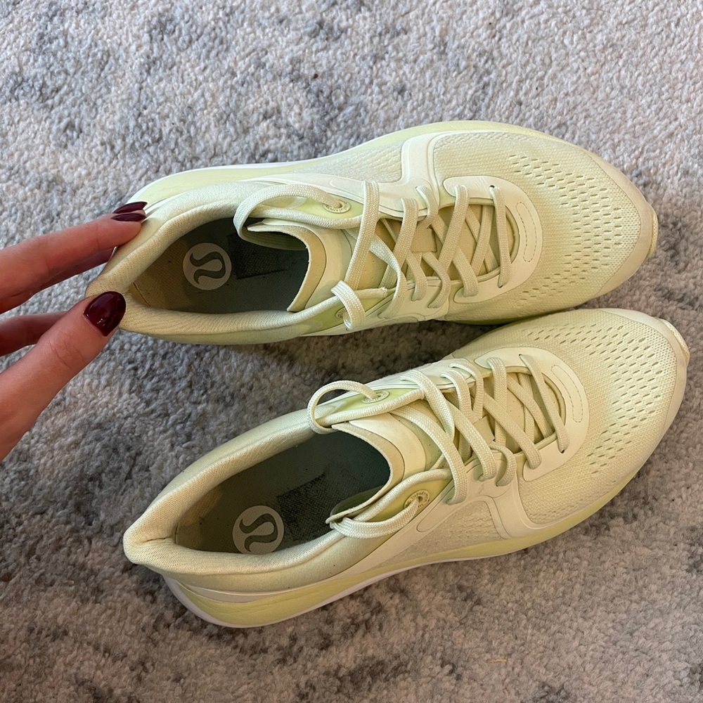 LULULEMON Chargefeel Low Women’s Workout Shoe / Lemon Ice/ White - Size 9